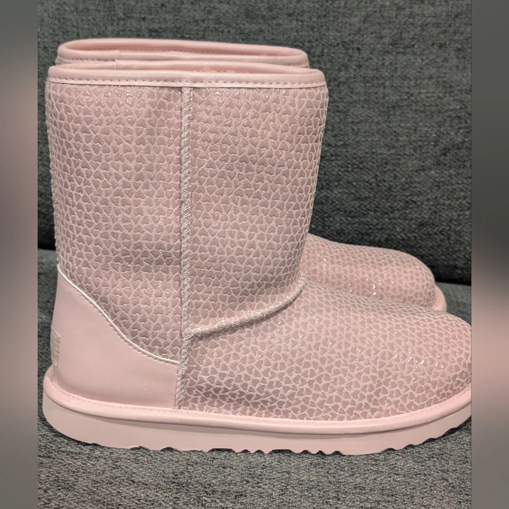 UGG  Classic II Gel Hearts Boots in Pink